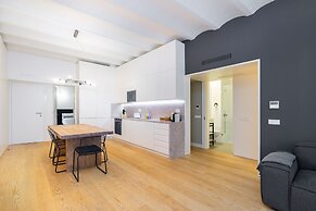 LS48 Prime Location Upscale Apartment