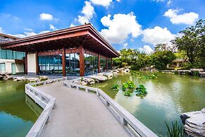 Slender West Lake Hot Spring Resort