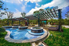 Slender West Lake Hot Spring Resort