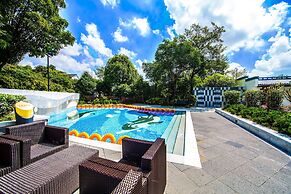 Slender West Lake Hot Spring Resort