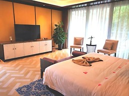Slender West Lake Hot Spring Resort
