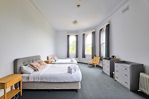 College Lawn Hotel - Hostel