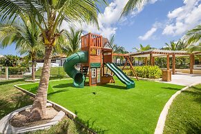 Pristine Bay 4033 4 Bedroom Home by RedAwning