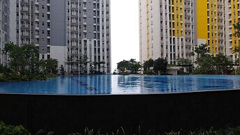 Pool View 2BR Apartment @ Springlake Summarecon