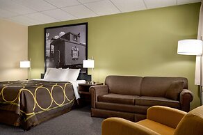 Super 8 by Wyndham Hearst ON