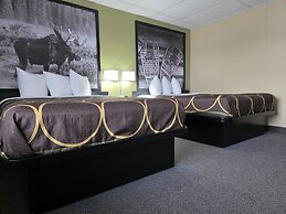 Super 8 by Wyndham Hearst ON