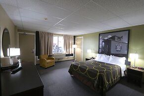 Super 8 by Wyndham Hearst ON
