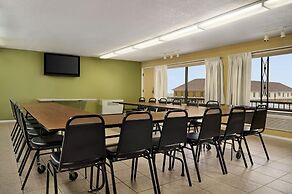 Super 8 by Wyndham Hearst ON