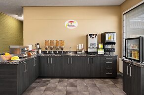 Super 8 by Wyndham Hearst ON