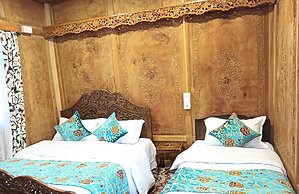 Golden Crest Houseboats