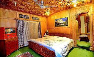Golden Crest Houseboats