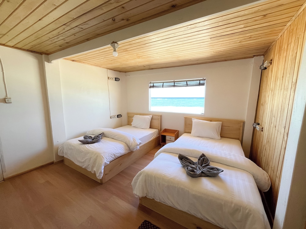 Phinisi Hostel Bira