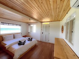 Phinisi Hostel Bira