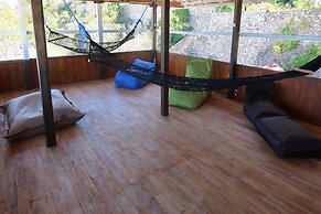 Phinisi Hostel Bira