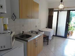 Simple apartment for 2 in Banjole