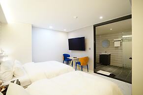 Saturn Hotel