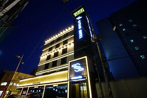Saturn Hotel