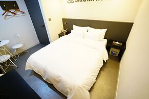 Saturn Hotel