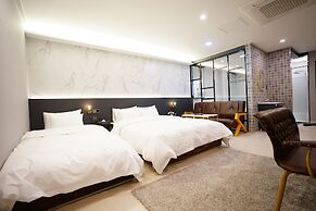 Saturn Hotel