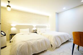 Saturn Hotel
