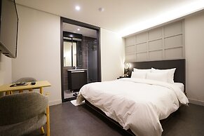 Saturn Hotel
