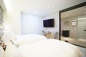 Saturn Hotel
