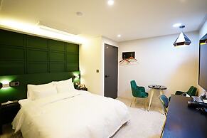 Saturn Hotel