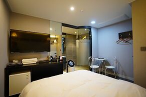 Saturn Hotel
