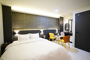 Saturn Hotel