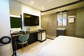 Saturn Hotel