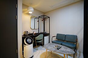 Saturn Hotel