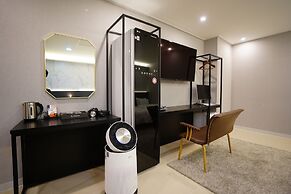 Saturn Hotel