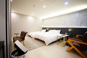 Saturn Hotel