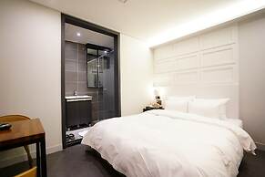 Saturn Hotel