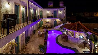 Avlu Alacati Butik Otel