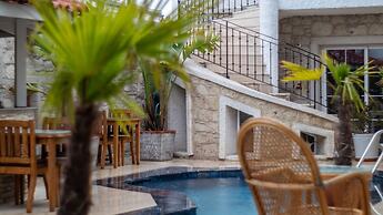 Avlu Alacati Butik Otel