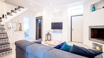 Spacious Villa with 4 rooms, pool, solarium & garden