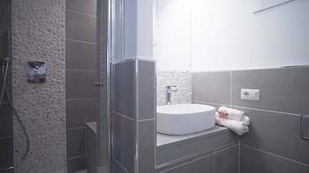 Spacious Villa with 4 rooms, pool, solarium & garden