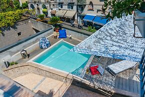 Spacious Villa with 4 rooms, pool, solarium & garden