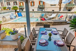 Spacious Villa with 4 rooms, pool, solarium & garden