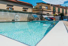 Spacious Villa with 4 rooms, pool, solarium & garden
