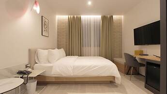 Seven Bricks Hotel