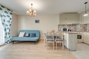 Bright and Newly Refurbished Apartment Near Center