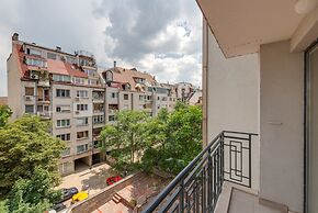 Bright and Newly Refurbished Apartment Near Center