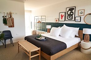 Peterborough House & Motel