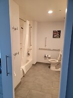 Hampton Inn & Suites Erie Bayfront