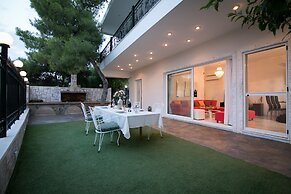 Aias summer house
