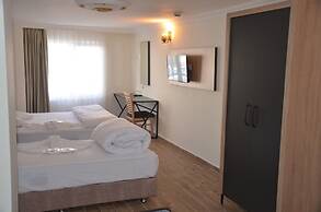 Piyes Otel