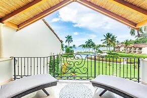 Stylish Split-Level Condo with a Shaded Terrace, Direct Beach Access, 