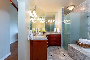 Stylish Split-Level Condo with a Shaded Terrace, Direct Beach Access, 